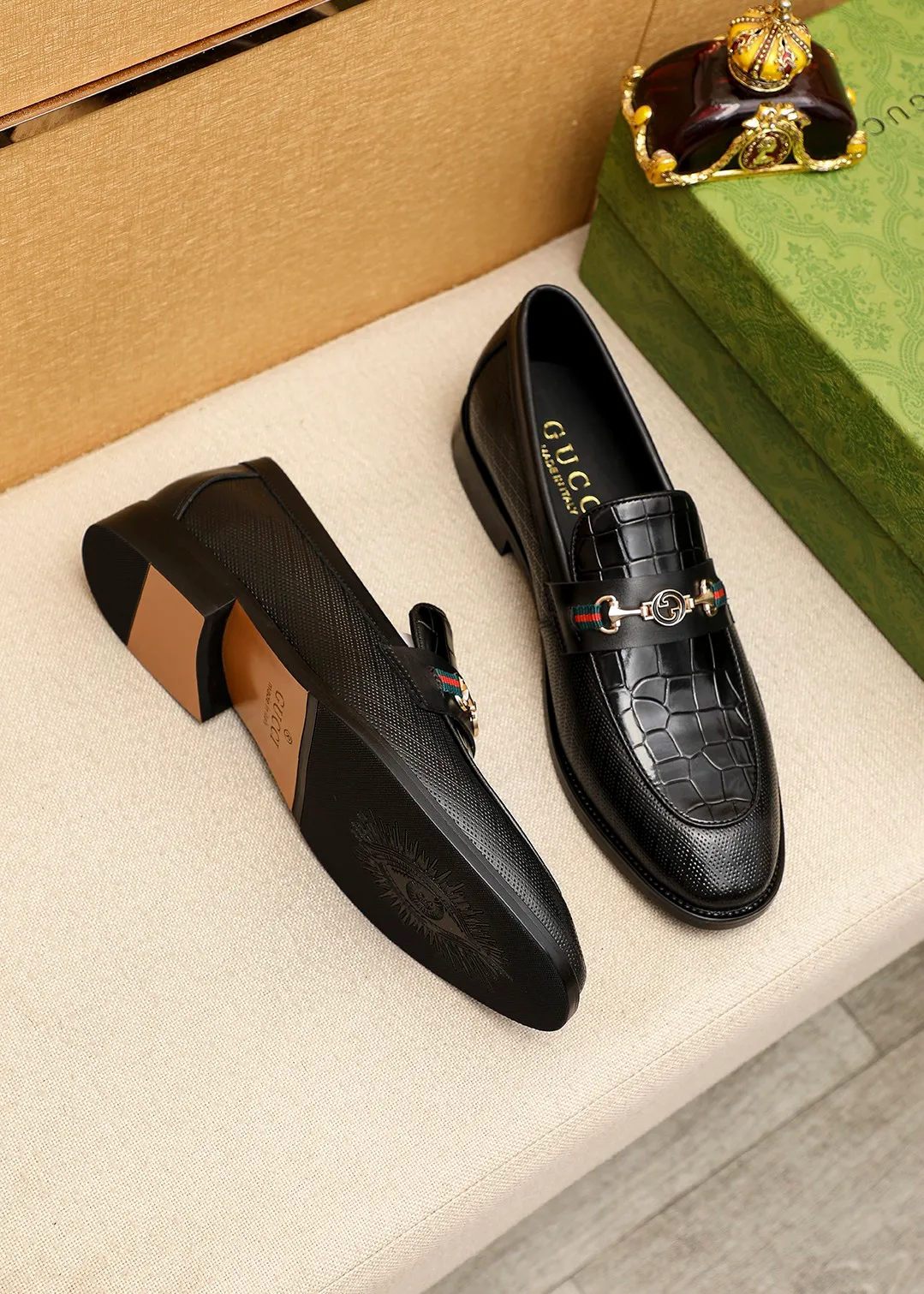 Men's shoes 💰442 💐 Product trademark: GUCCI "Gucci" casual leather shoes Regular size: 38-44 (45.46🉑️customized) Product materials: Selected imported first-layer calfskin embossed upper + luxury hardware buckle, imported small dyed cowhide leather lining. Strong three-dimensional visual effect, combined outsole Color: 1⃣️color optional